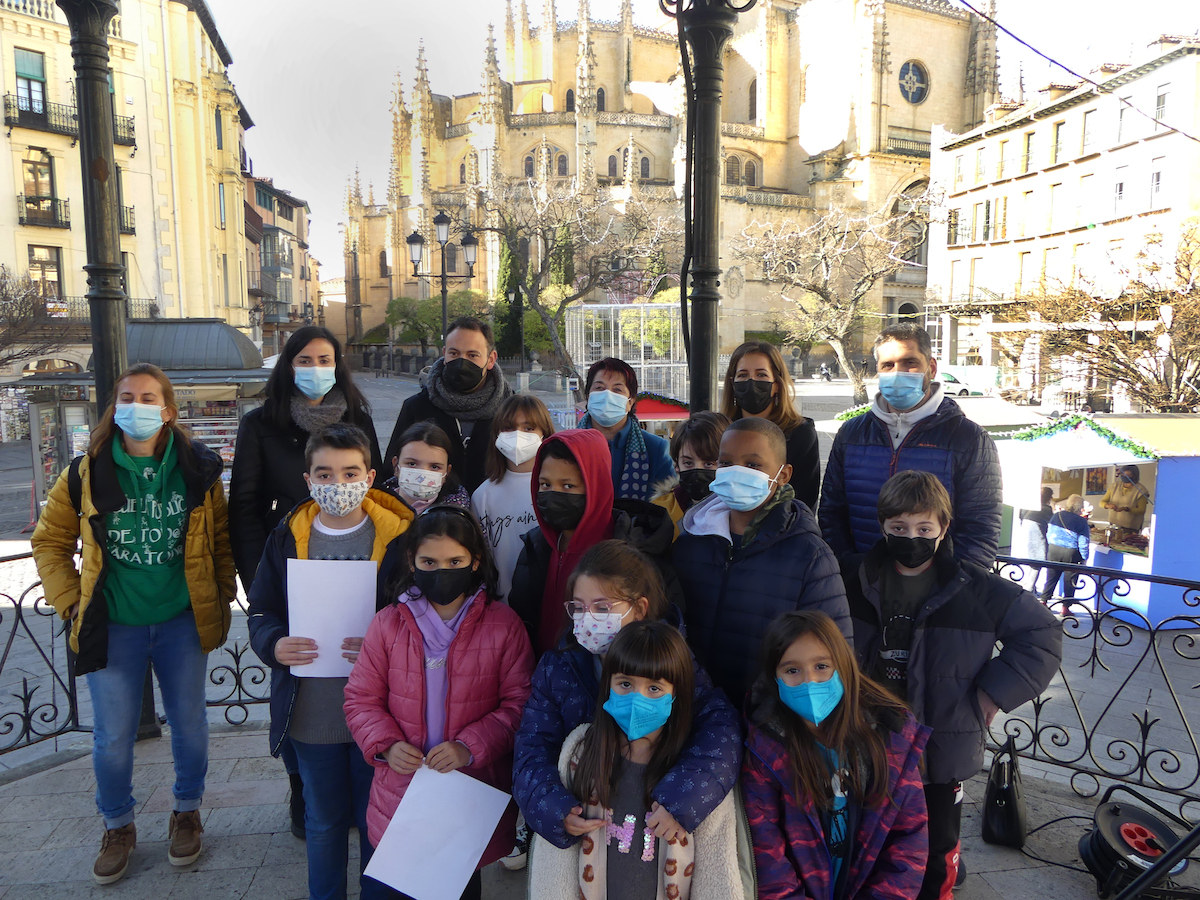 La alcaldesa recibe la carta de escolares sobre nombres de mujeres en el callejero