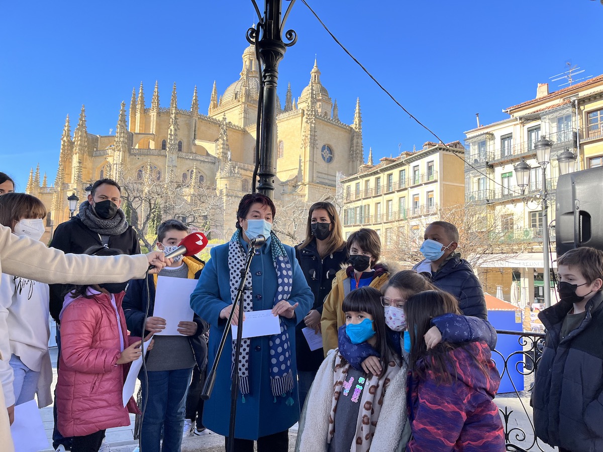 La alcaldesa recibe la carta de escolares sobre nombres de mujeres en el callejero