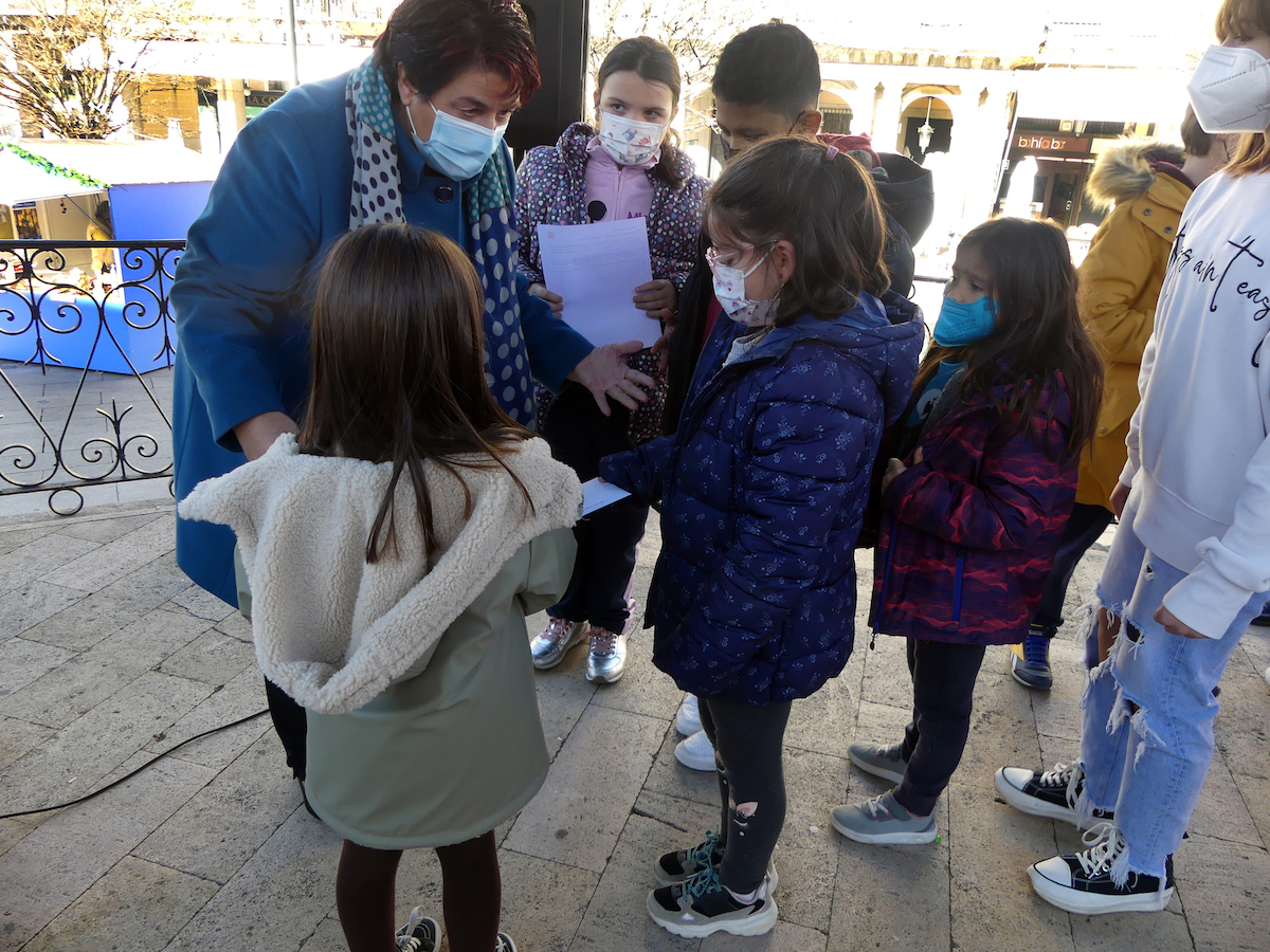 La alcaldesa recibe la carta de escolares sobre nombres de mujeres en el callejero