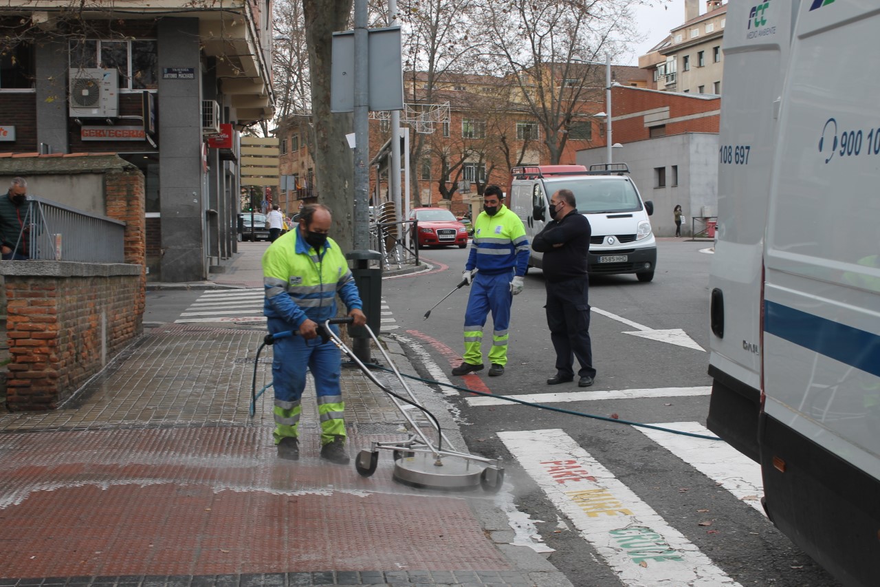   El Ayuntamiento de Segovia refuerza las tareas de limpieza viaria durante las fechas navideñas
