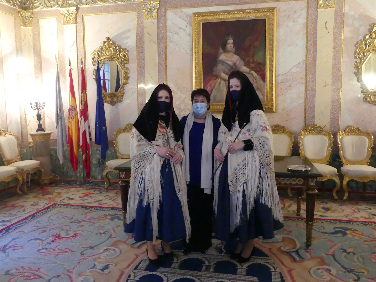 Las alcaldesas de Zamarramala reciben el bastón de mando de la ciudad de manos de la alcaldesa de Segovia, Clara Luquero