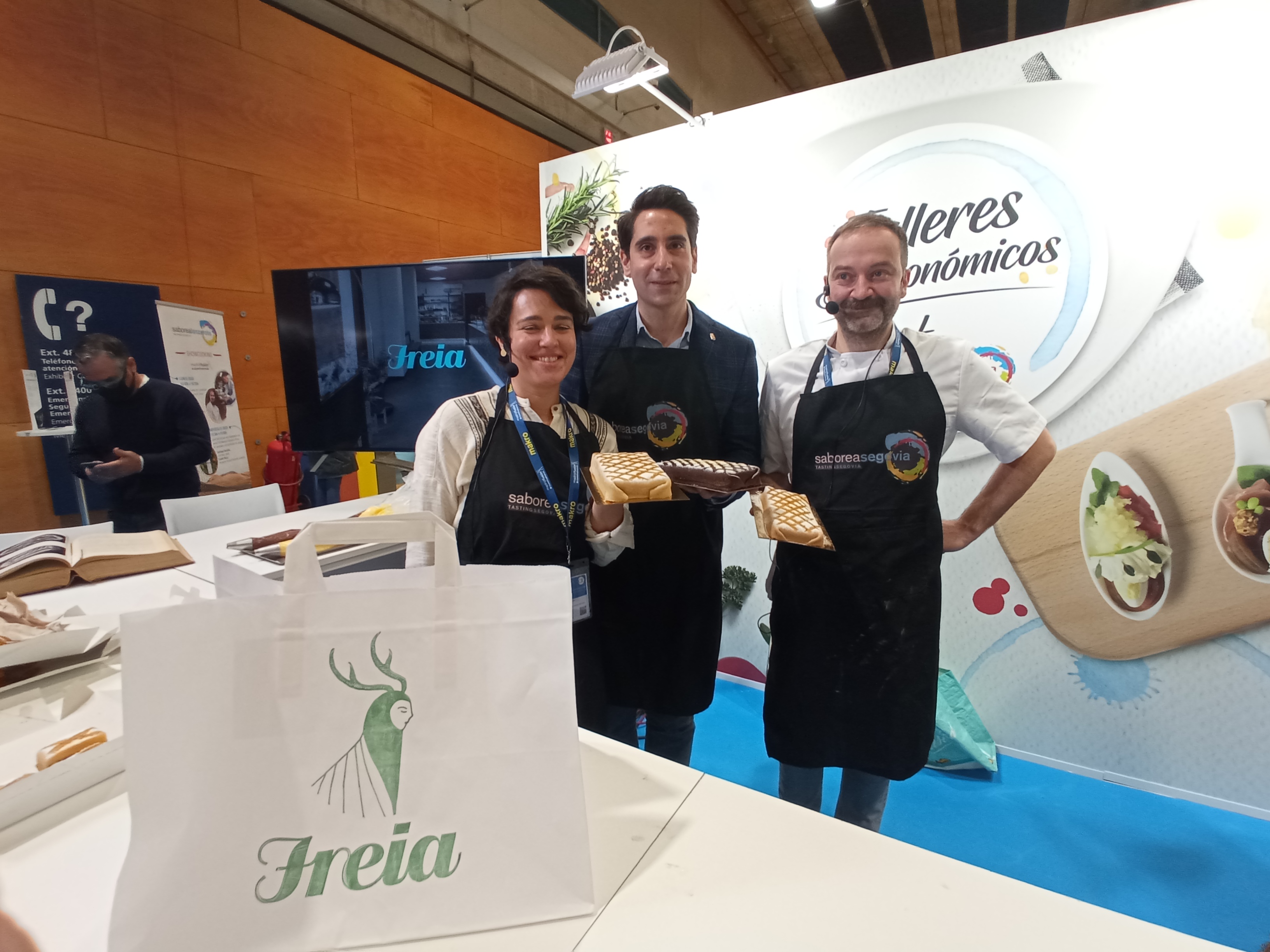 Merino con responsables de Pastelería Freira