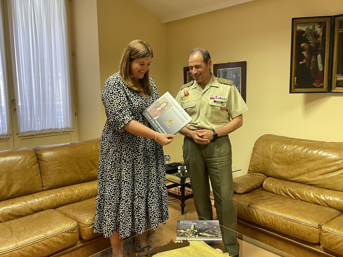 El Coronel Serrano se despide de la alcaldesa Clara Martín