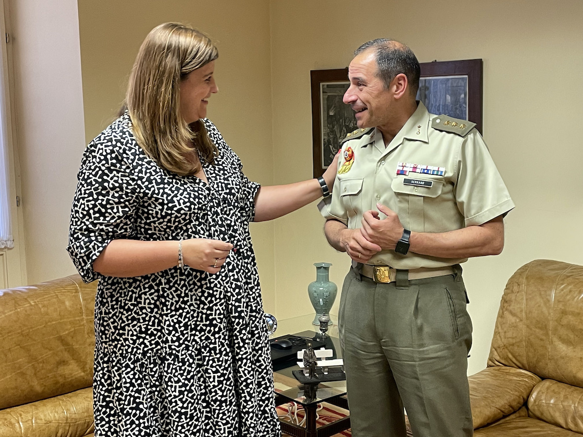 El Coronel Serrano se despide de la alcaldesa Clara Martín