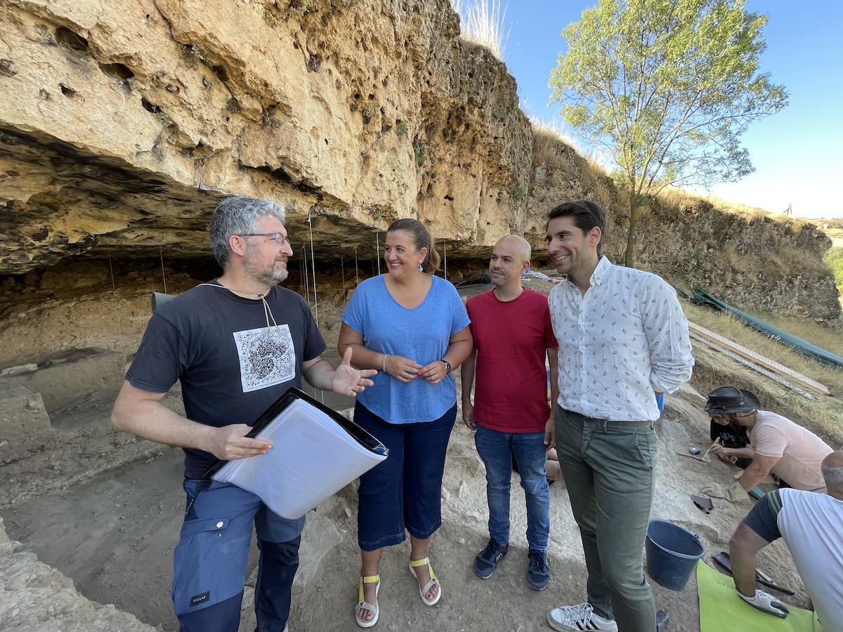 Clara Martín, acompañada del concejal de Turismo, Miguel Merino, y el concejal de Medio Ambiente, Ángel Galindo, al yacimiento de los abrigos del Molino y San Lázaro