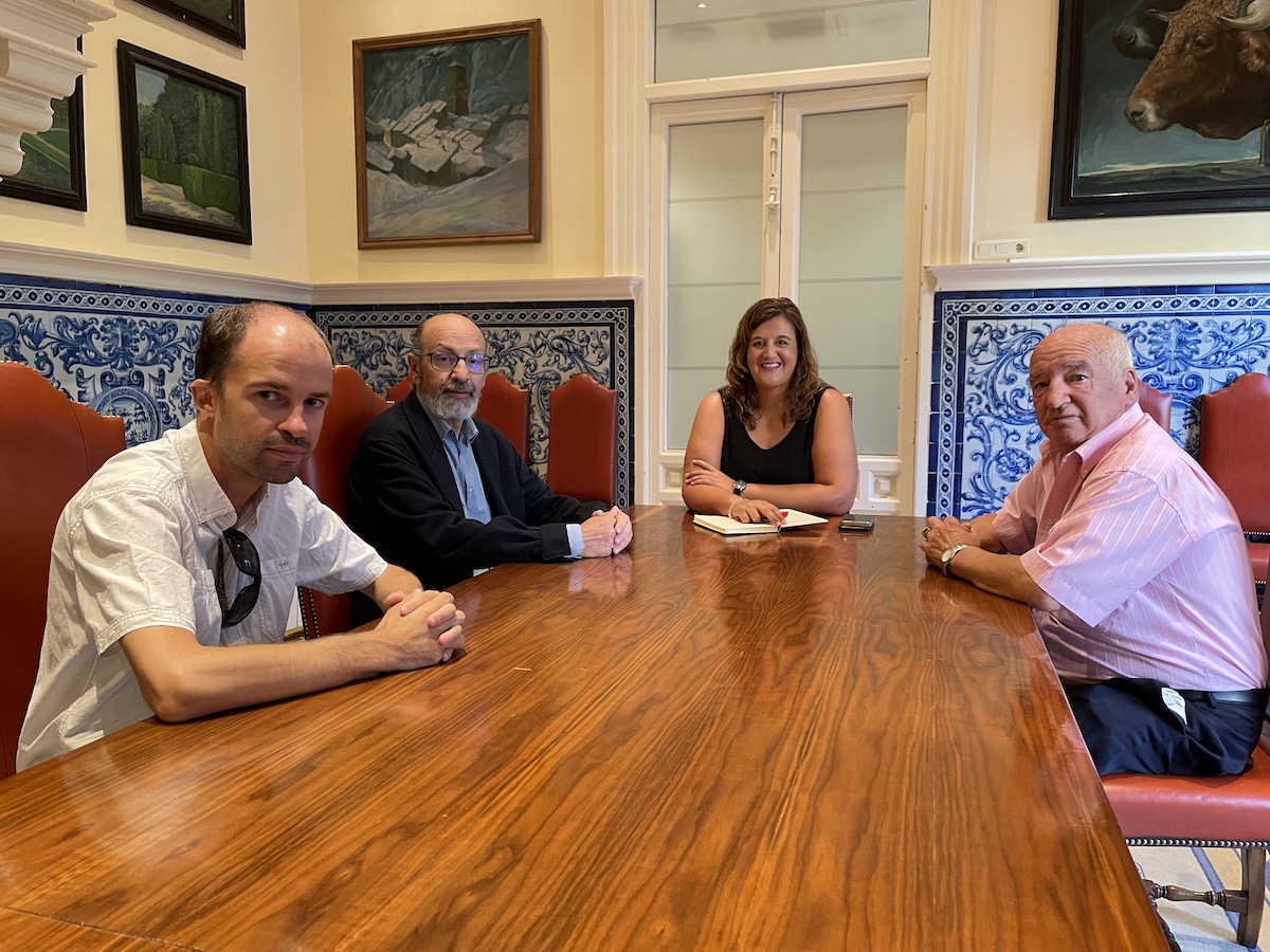 Durante la reunión, a la que han asistido su presidente, Miguel Hernández, vicepresidente, Benito González, y secretario, Adrián Escobar, se han trasladado los detalles de la procesión extraordinaria que tendrá como protagonista la talla más antigua de la Semana Santa segoviana, del siglo XI.