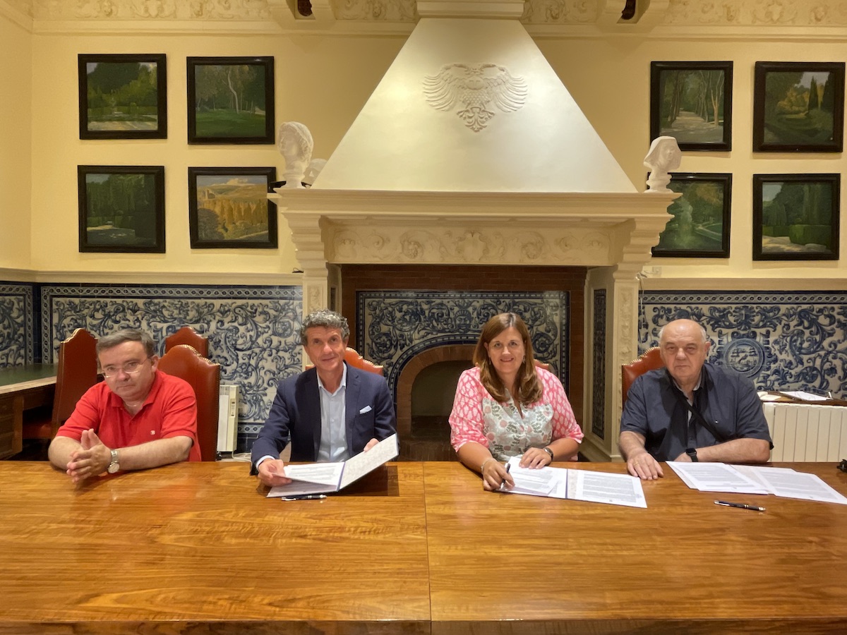 Firma del convenio con la AAVV La Albuera para cesión de espacio municipal