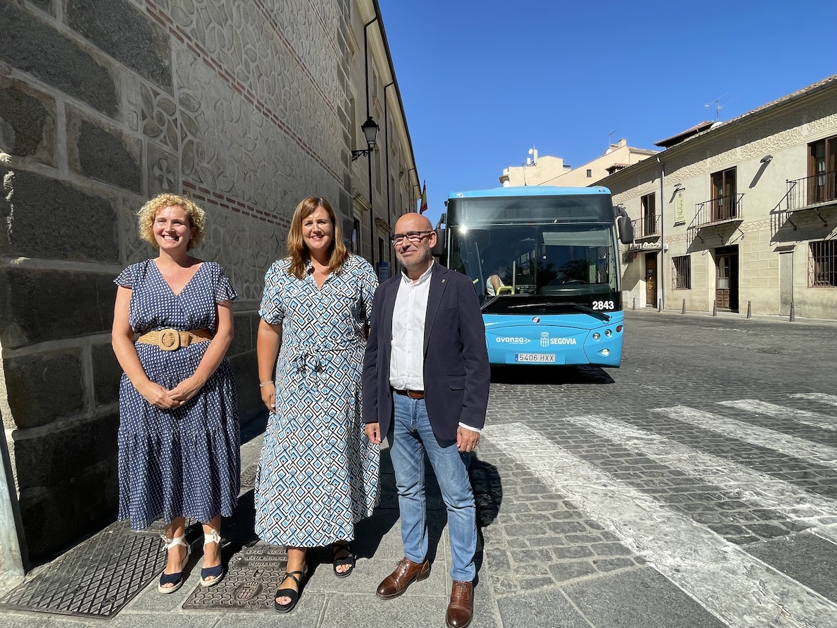 Clara Martín, la subdelegada del Gobierno, Lirio Martín, y el concejal de Movilidad, Tráfico y Transportes, Jesús Sanz, han informado de las medidas de descuento que se aplican desde hoy en el transporte.