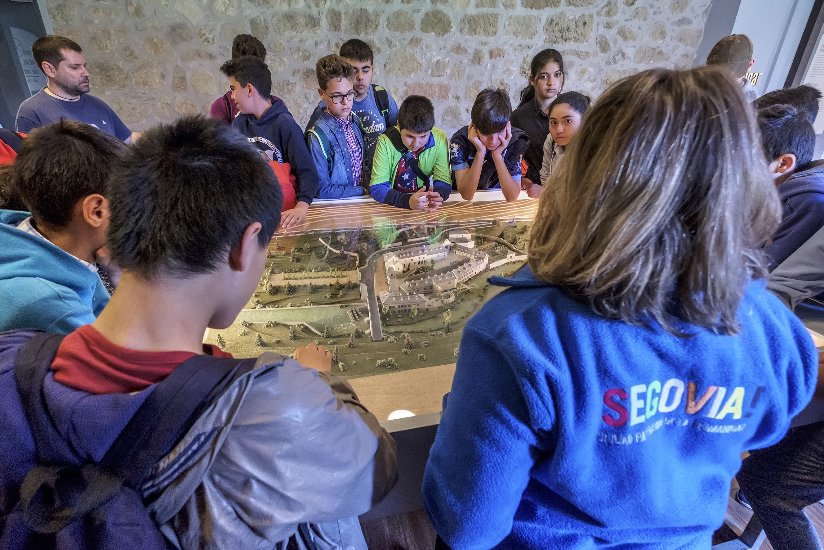 Grupo de escolares visitando el Centro de Interpretación del Acueducto en la Casa de Moneda