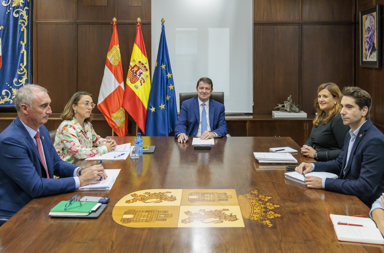 Reunión alcaldesa Segovia con presidente de la Junta general