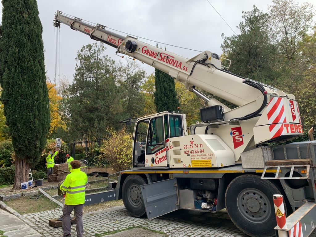 Traslado con grua del monumento de Barral sobre Zuloaga