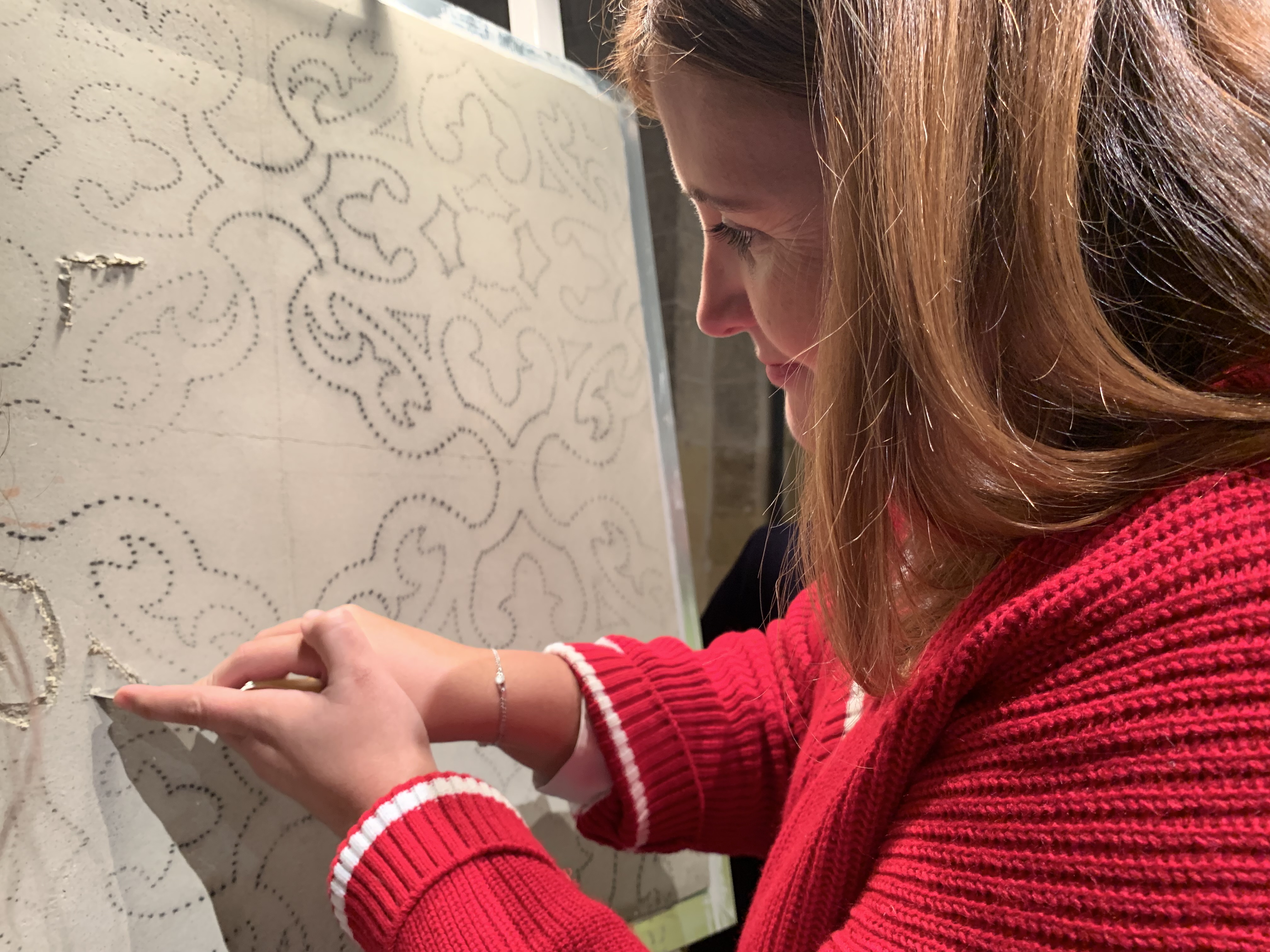 Alcaldesa Clara Martín haciendo esgrafiado