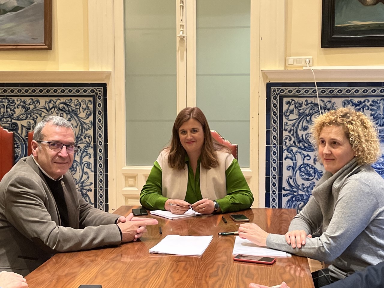 Clara Martín, el Secretario General para el Reto Demográfico del Ministerio de Transición Ecológica y Reto Demográfico, Francesc Boya y la subdelegada del Gobierno