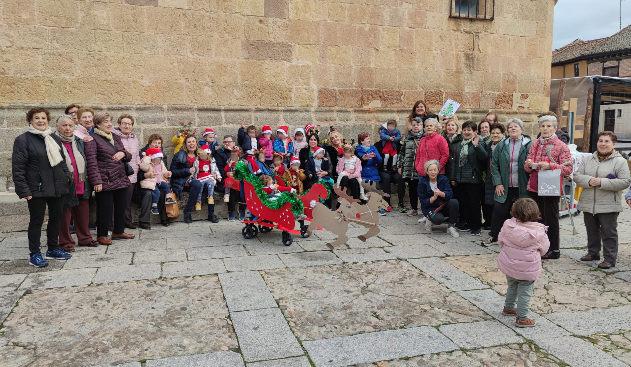 La alcaldesa, en el encuentro navideño de niños La Senda y mayores