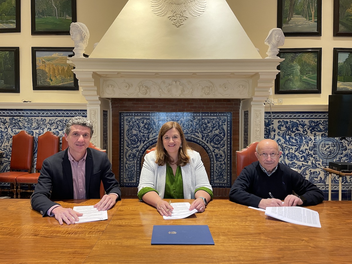 Firma del Convenio de colaboración con AAVV Nueva Segovia