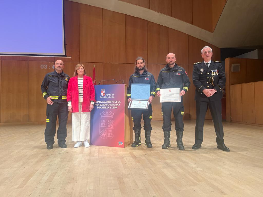 Entrega del reconocimiento a los bomberos de Segovia