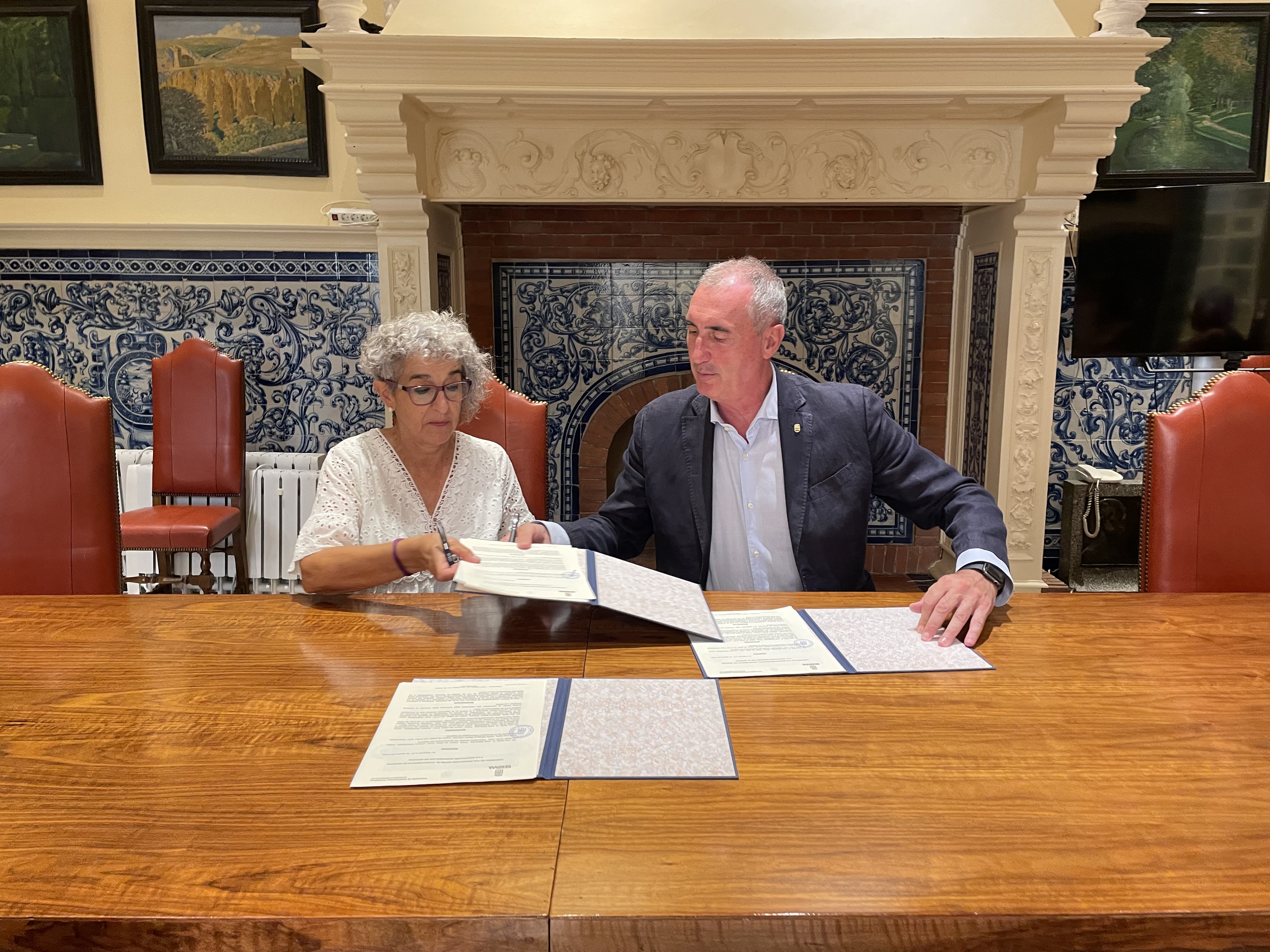 Firma convenio cesión espacio Fibromialga