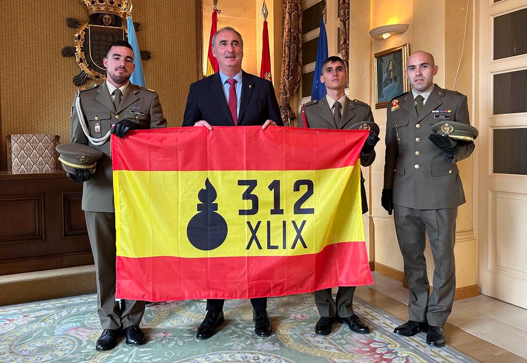 Entrega de la bandera a los artilleros