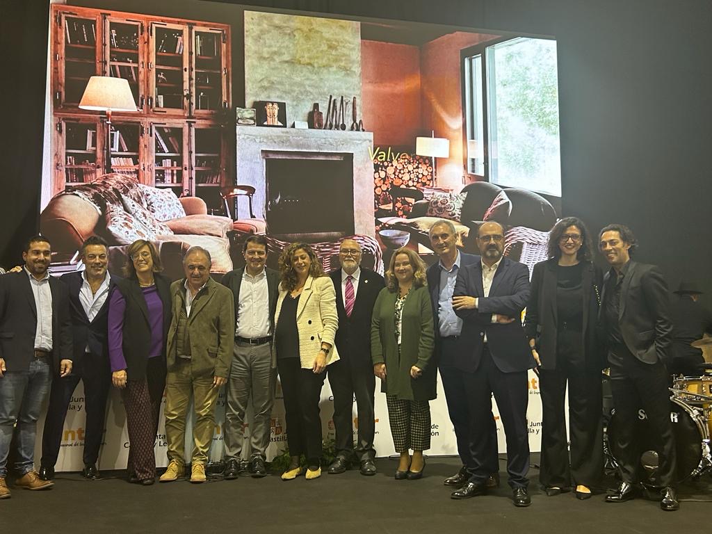  El turismo de interior está creciendo cada vez más y Segovia es un destino que brinda muchas posibilidades a quienes quieran disfrutar de este tipo de turismo, tal y como ha destacado el alcalde de la ciudad, José Mazarías, quien se ha acercado hasta la Feria de Valladolid junto a la concejala de Turismo, Innovación, Digitalización y Promoción Económica, May Escobar.  INTUR, que celebra su 26 aniversario, además de ser un escaparate para que el viajero conozca lo que ofrecen los participantes, es una impor