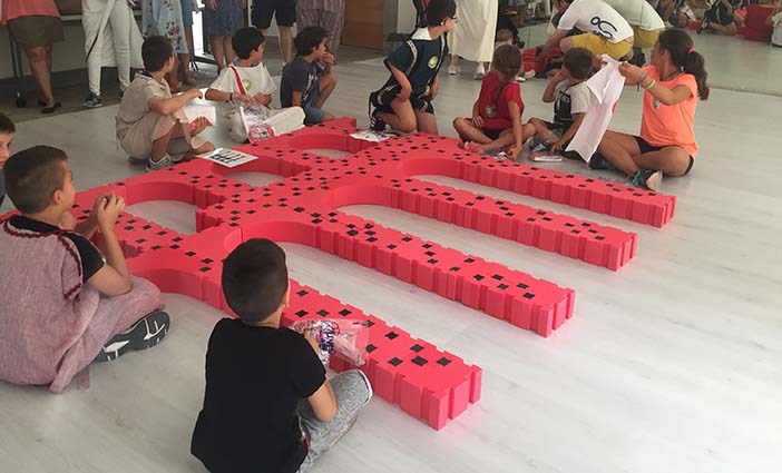 Niños participando en la actividad Acueducto_Mutante en una actividad dirigida a familias