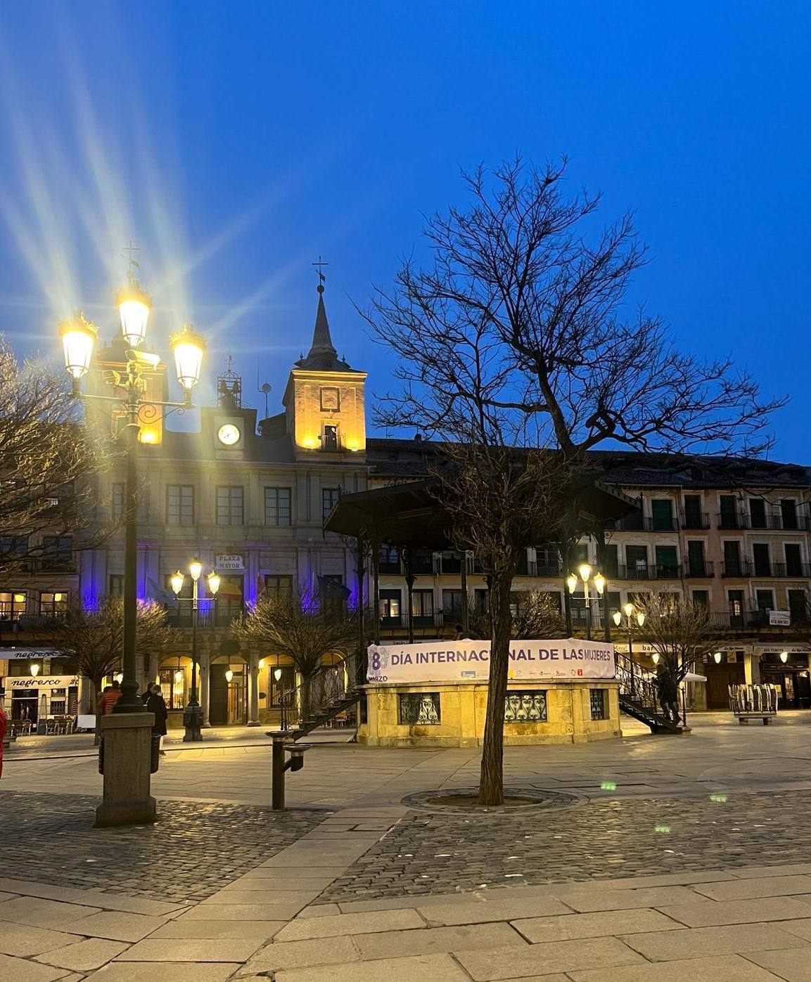La fachada del Ayuntamiento luce de color morado por el 8M