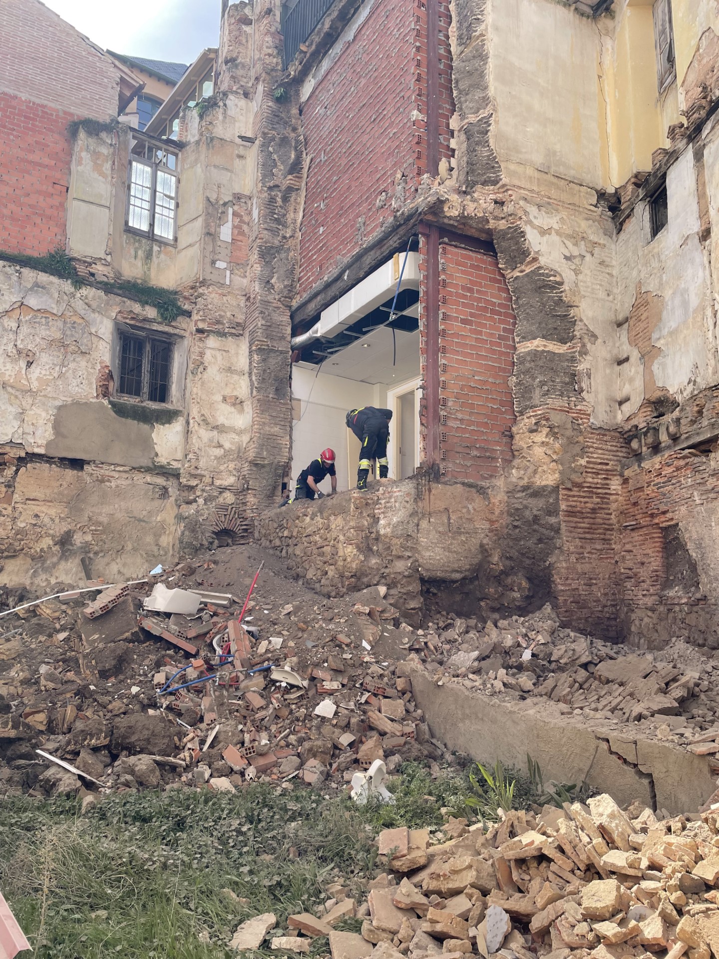 Derrumbe muros del Hotel Victoria