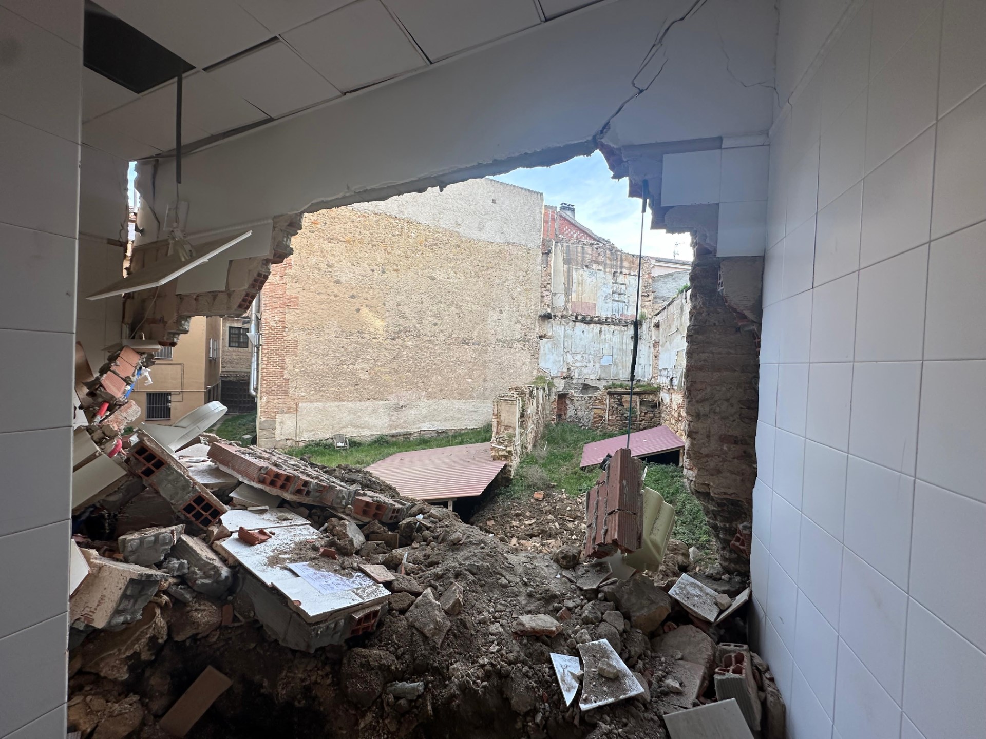 Derrumbe de los muros de los baños del Ayuntamiento