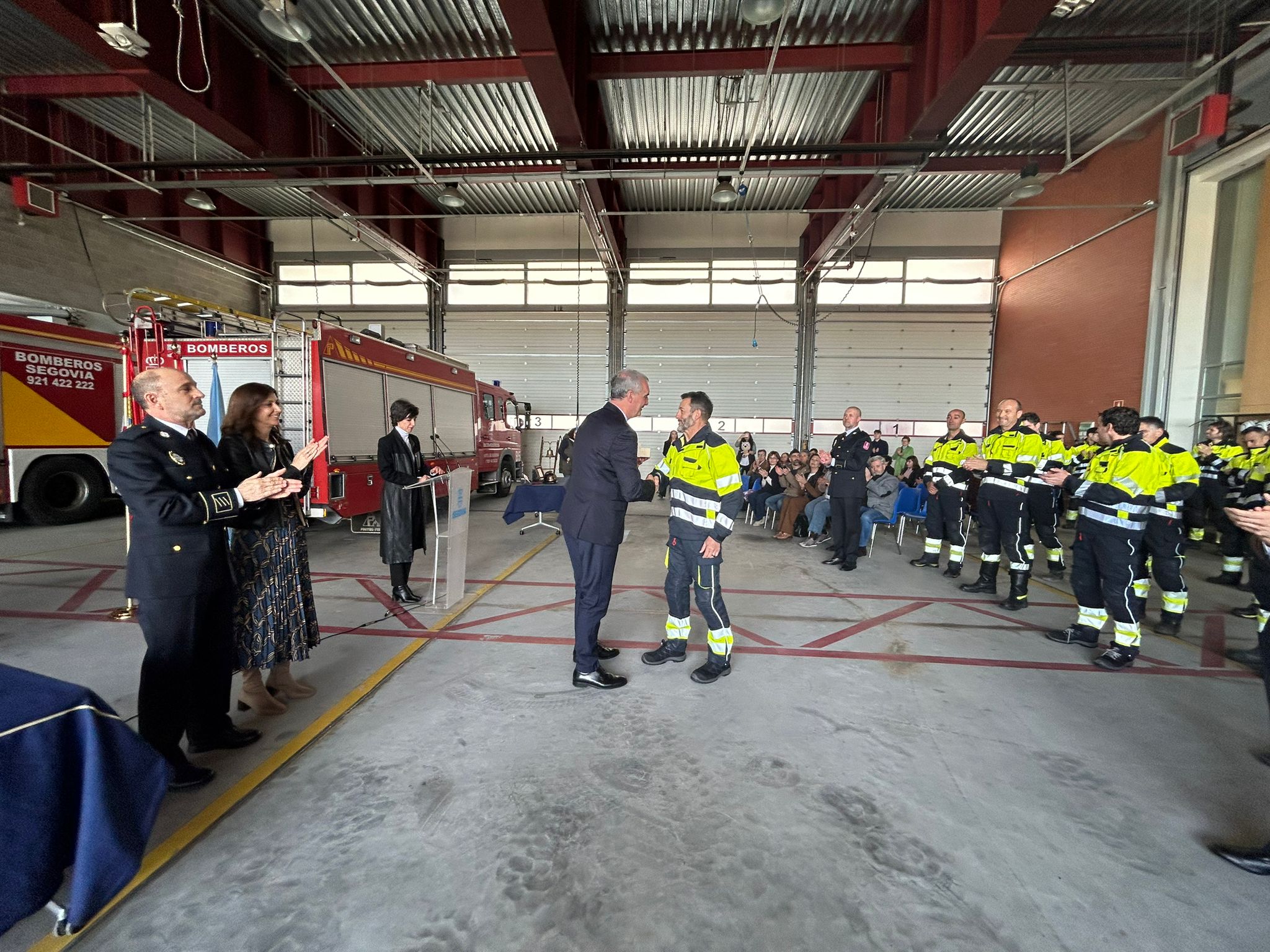 Entrega de distinciones a los bomberos de Segovia que llevan 15 y más de 25 años 