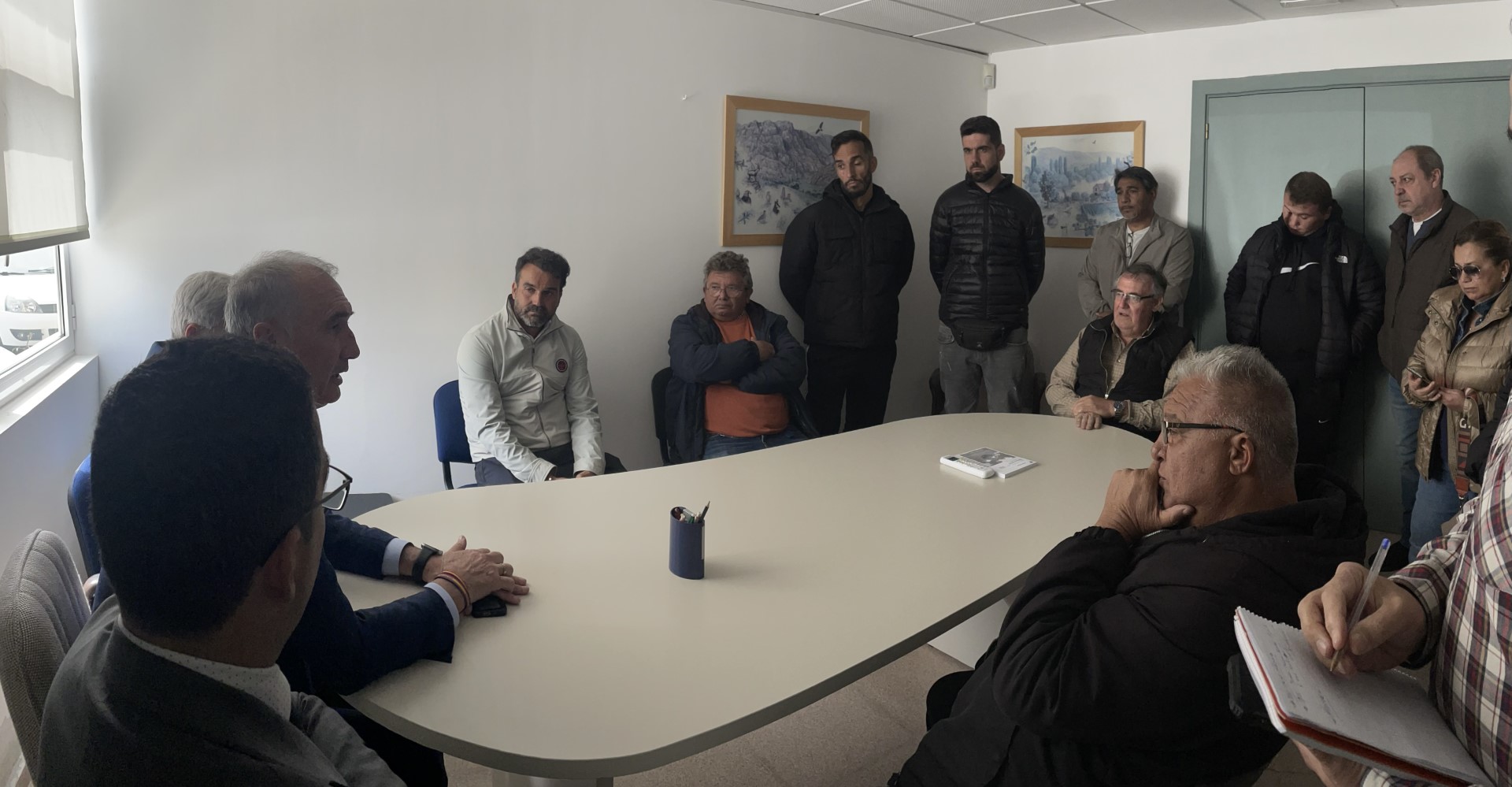 El alcalde reunido con los feriantes