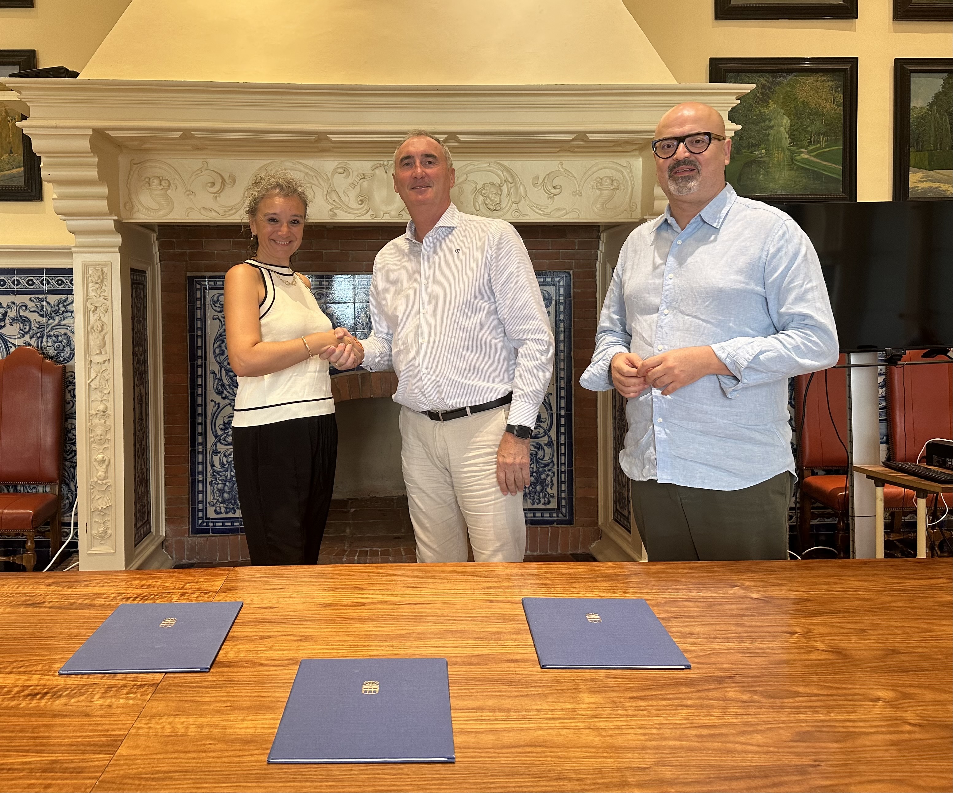 Firma de varios convenios en el Ayuntamiento de Segovia