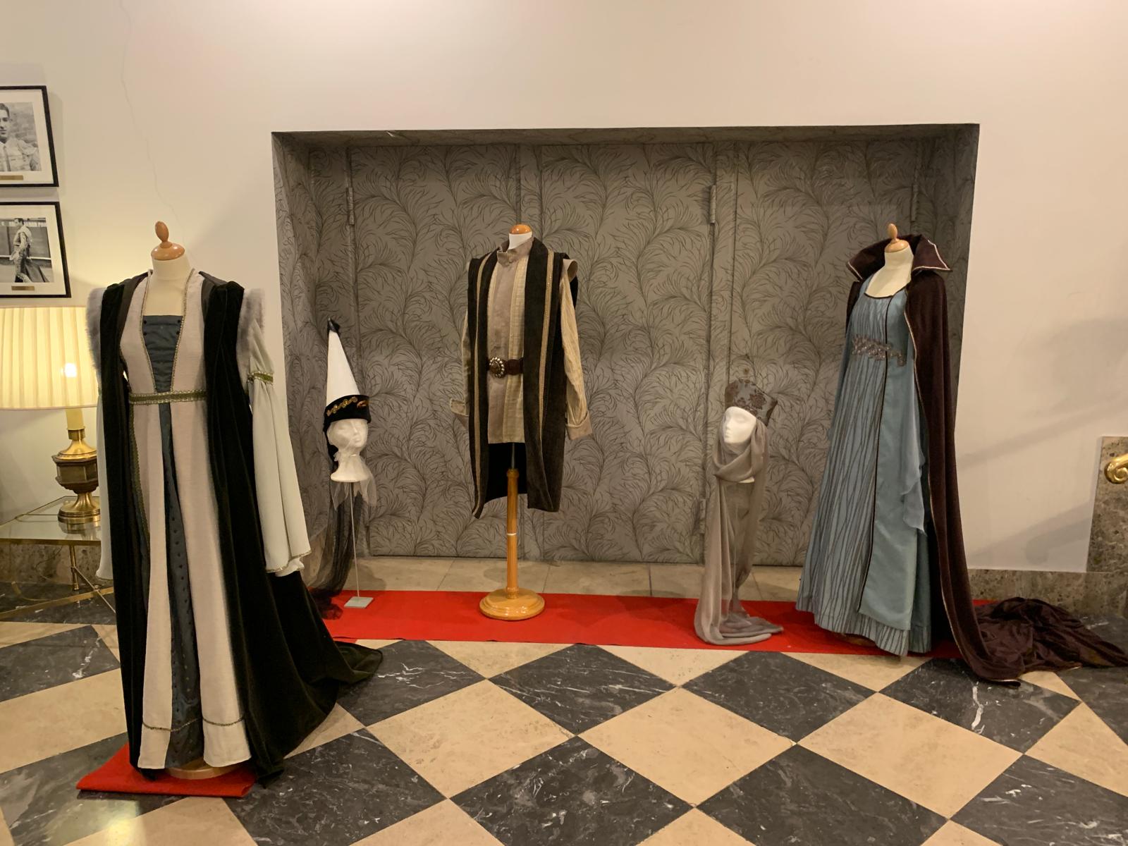Exposición de alquiler de trajes