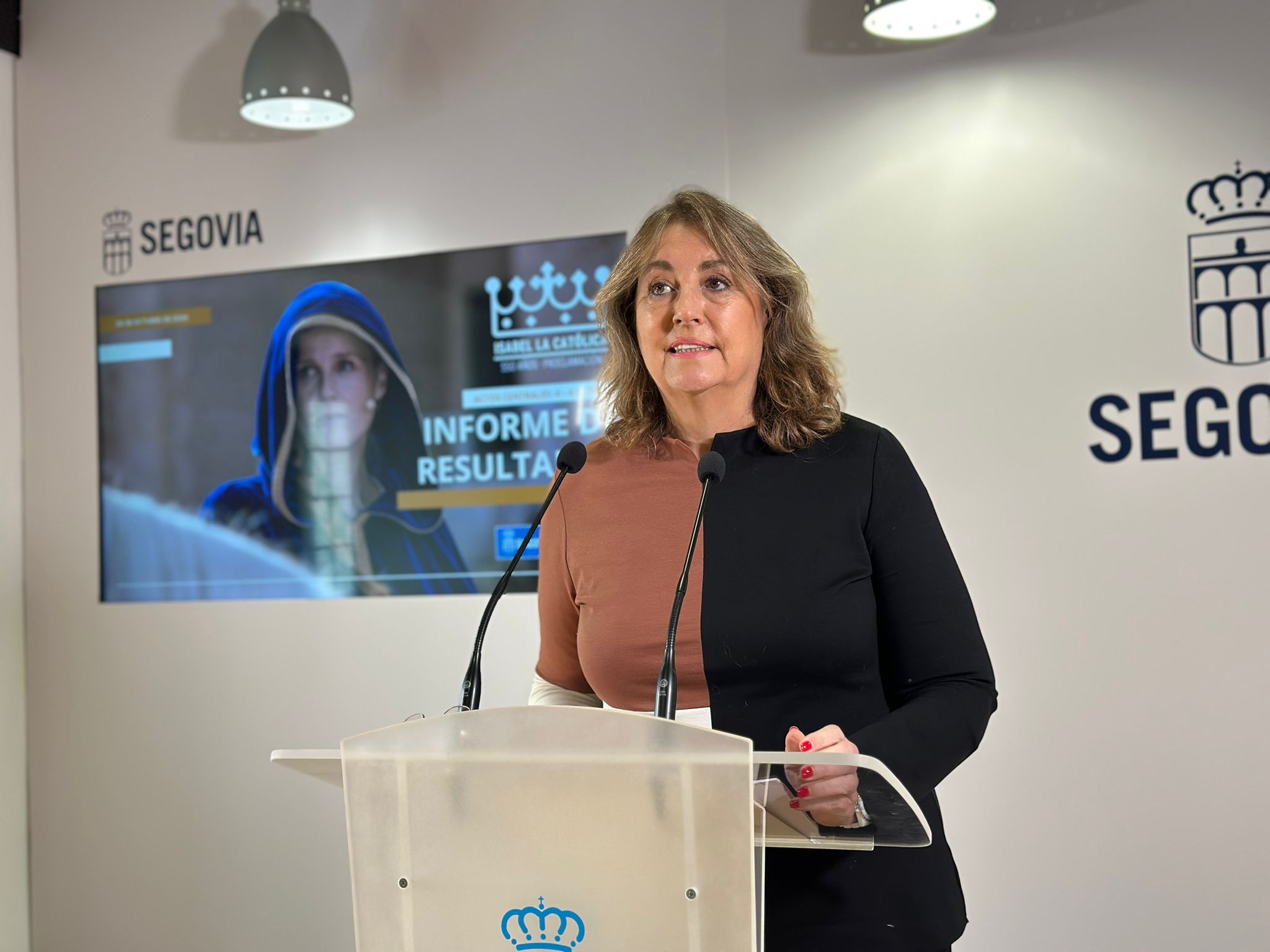 May Escobar presenta el informe de resultados de la Proclamación de Isabel I 