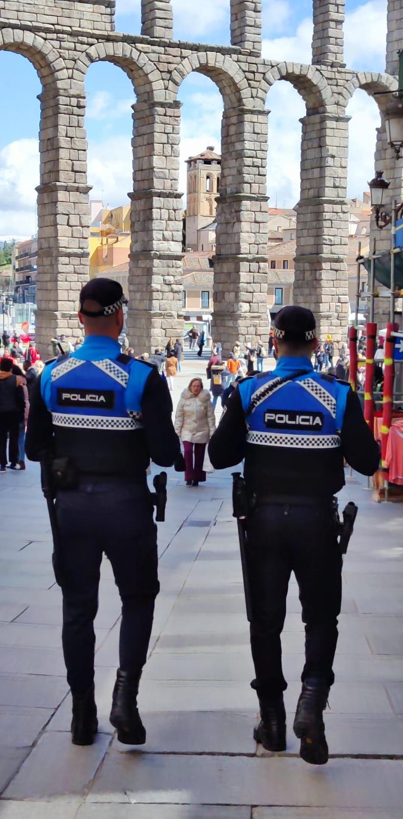 Policía local patrullando 