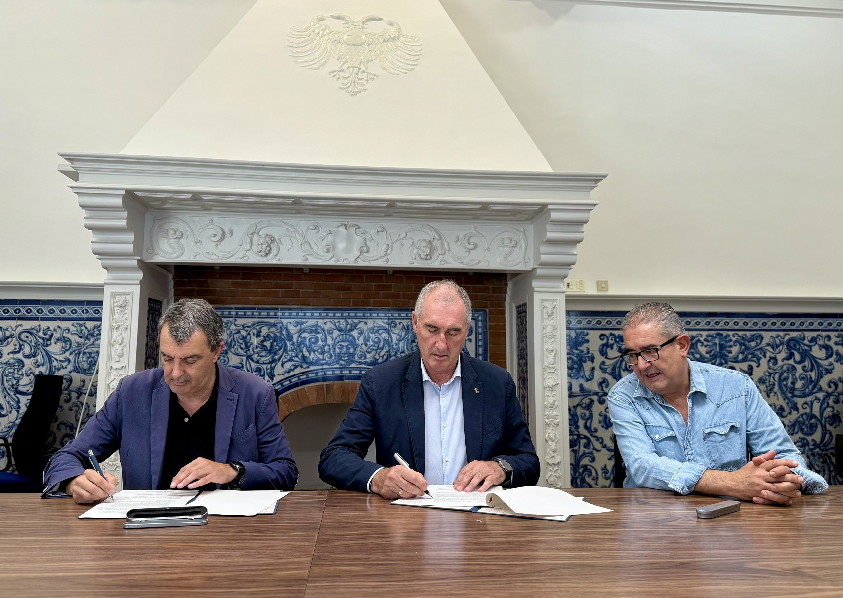 La Comunidad de la ciudad y tierra de Segovia y la vuelta ciclista a España firman un acuerdo para la llegada a la Bola del mundo