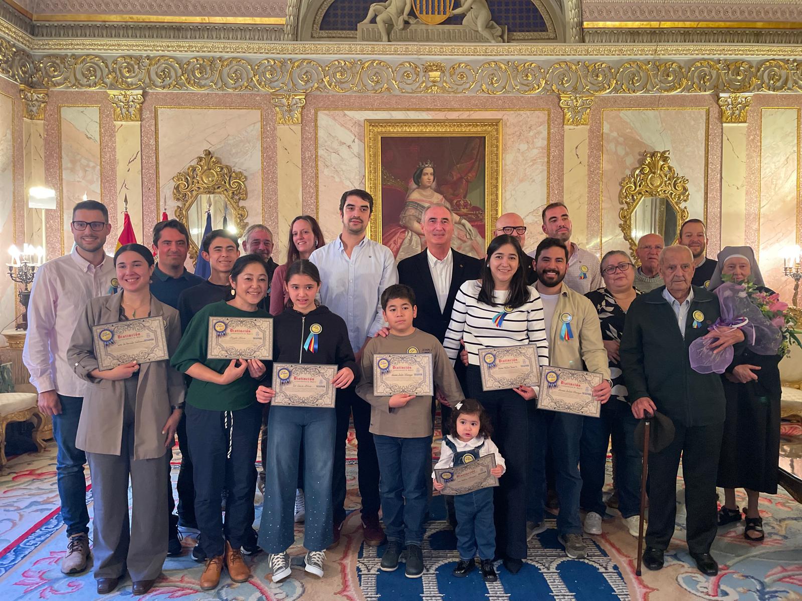 El Ayuntamiento homenajea a un hombre centenario y distingue a 16 personas empadronadas en Segovia en el último año
