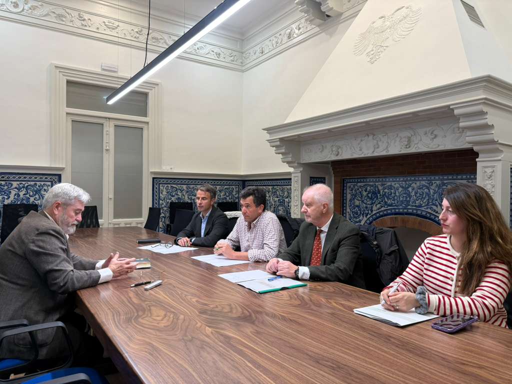 Reunión concejal urbanismo-representantes construcción y sector inmobiliario