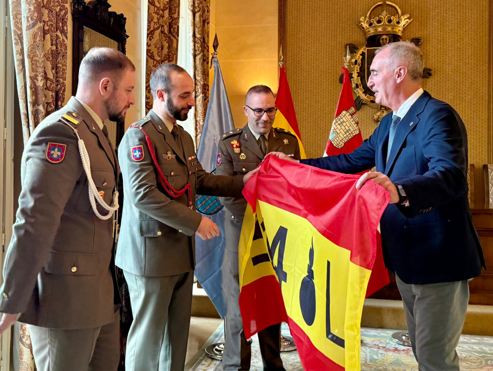 Entrega bandera de España a los alumnos de la Academia