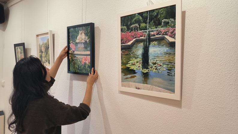 La artista Zoly Segovia expone su obra en la Casa Joven: “De flores y territorios”