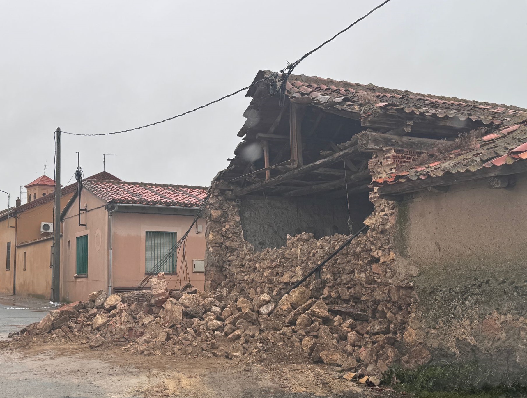 El derrumbe de un edificio obliga al corte de tráfico de la calle Sacramento