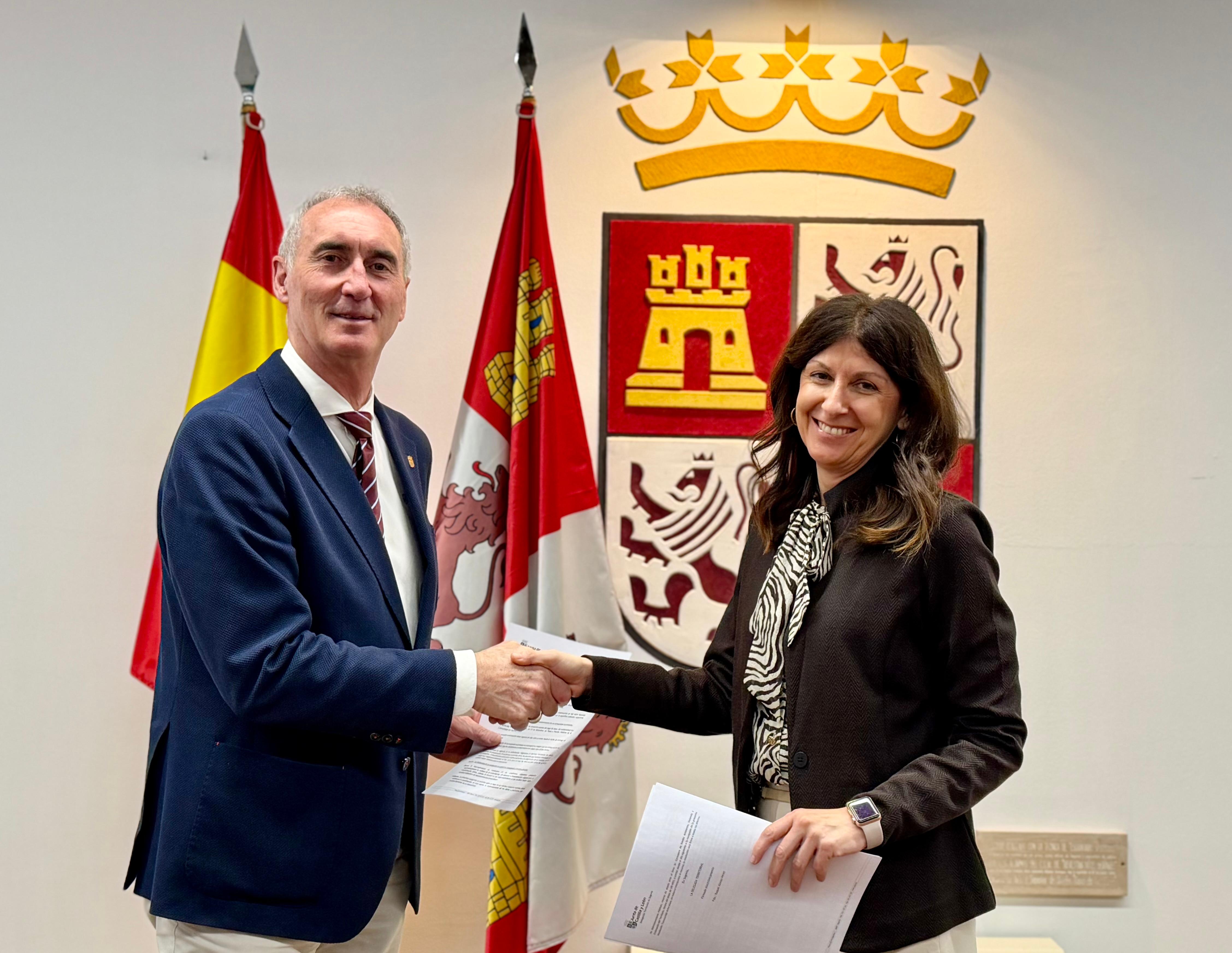 Acuerdo con la Junta La delegada territorial, Raquel Alonso y el alcalde José Mazarías