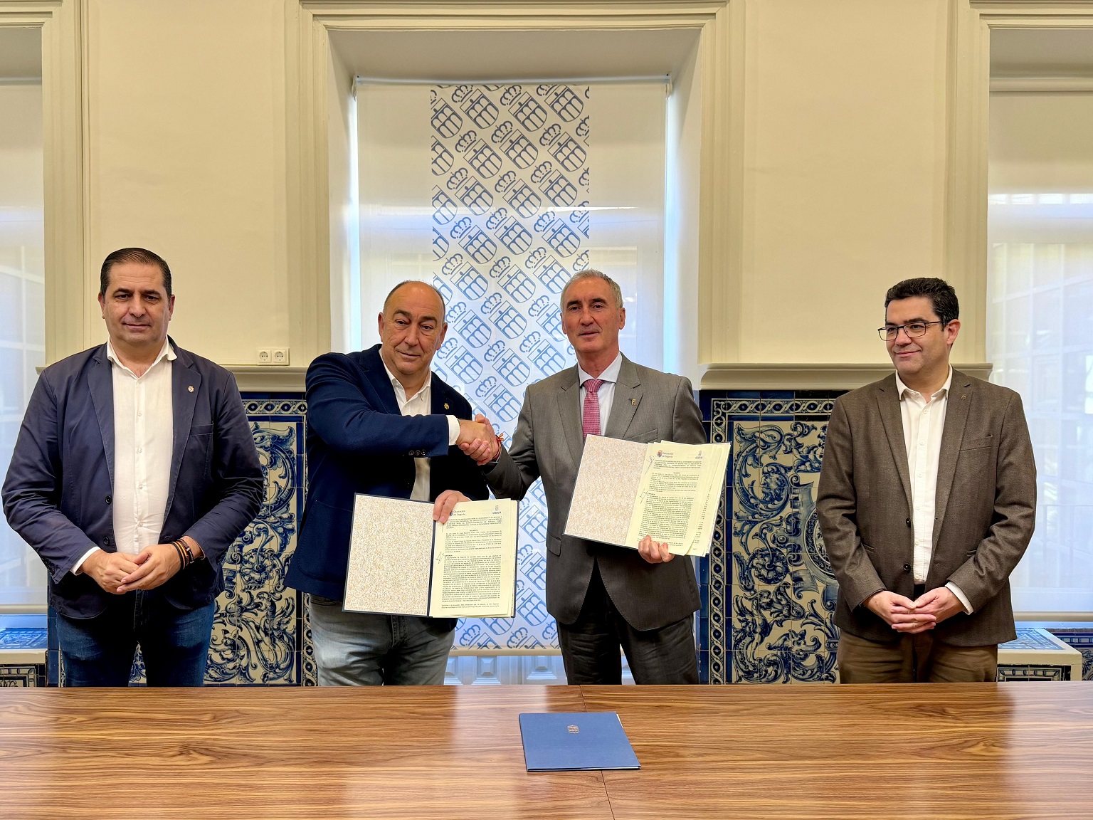 Firma convenio Ayuntamiento-Diputación aparcamiento AVE