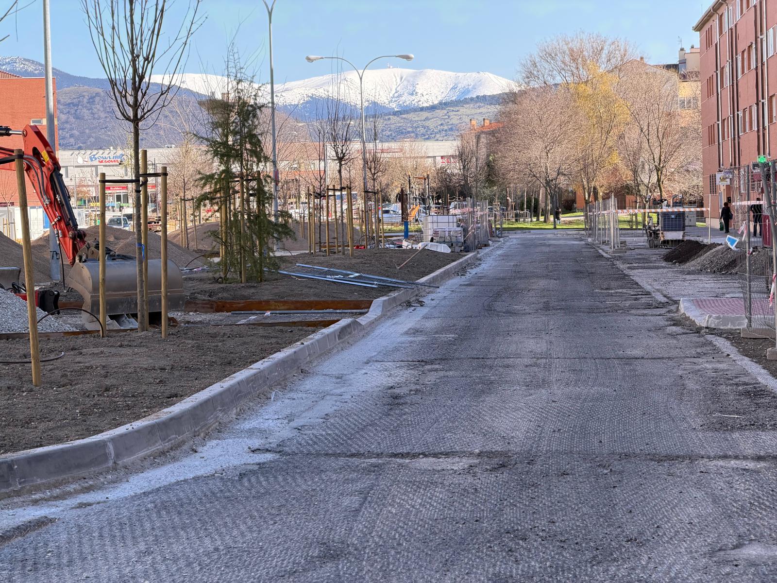 La renaturalización de las plazas de Nueva Segovia entra en su última fase con el asfaltado y la plantación de arbustos