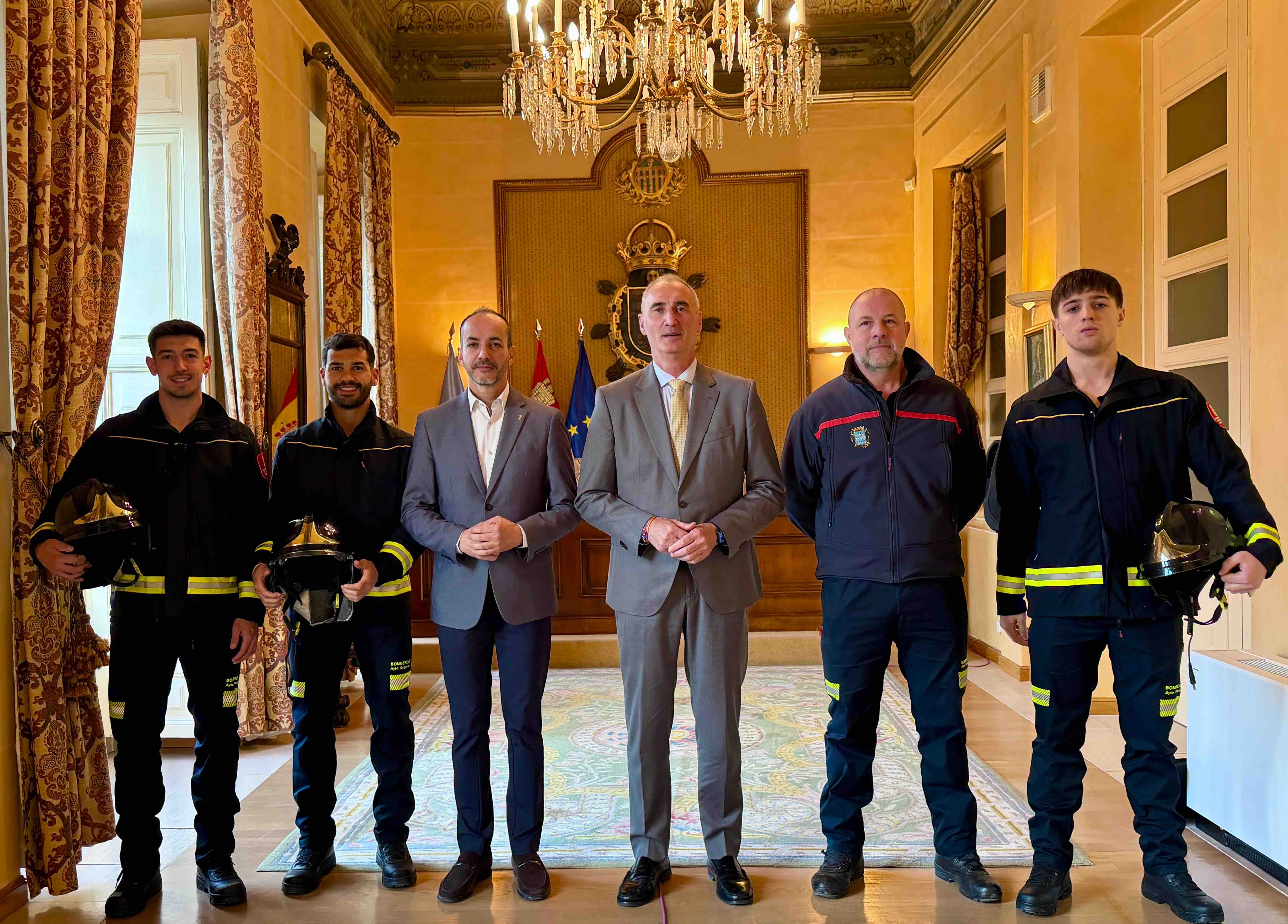 Recibimiento a tres bomberos interinos