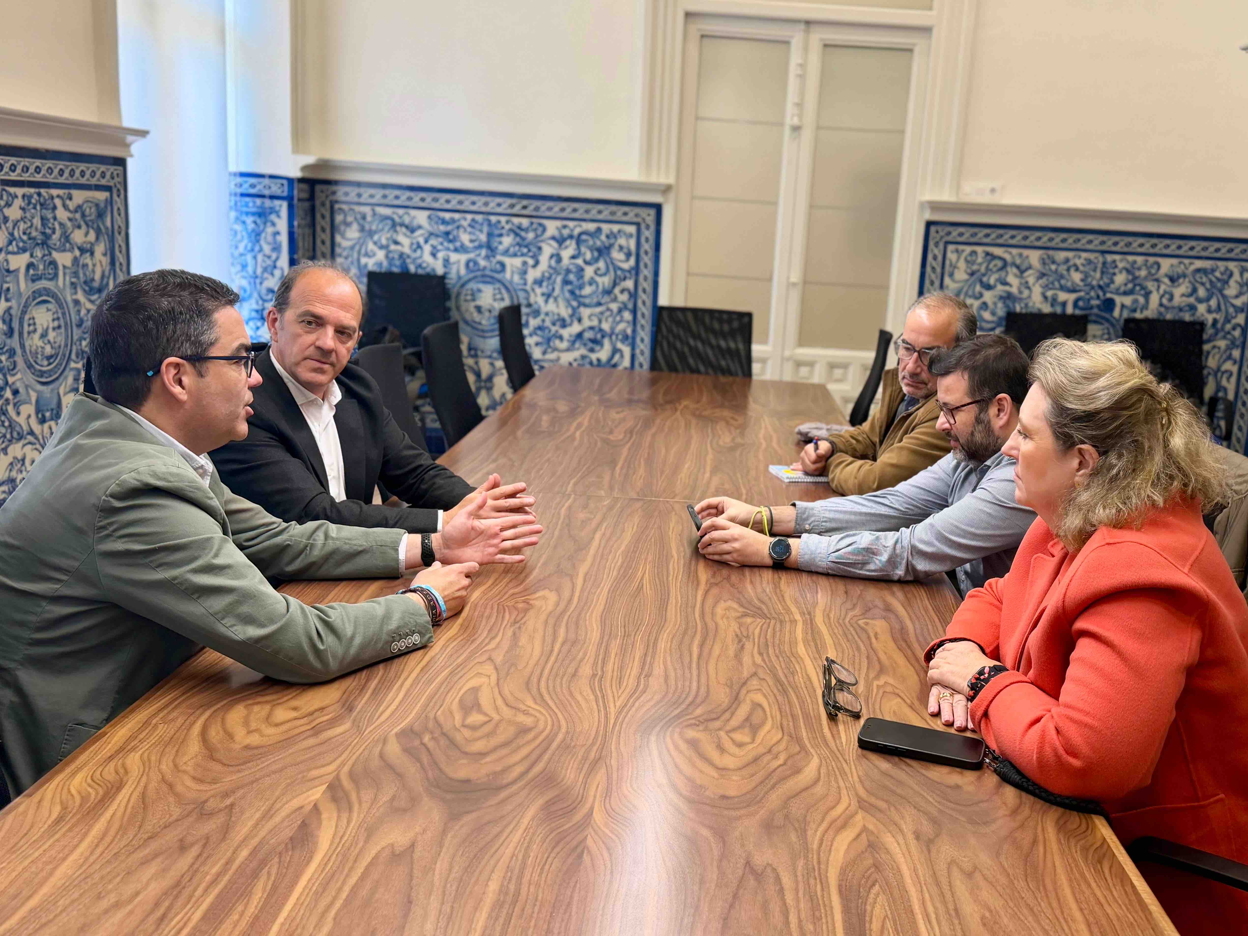 José Luis Horcajo y May Escobar se han reunido con operadores turísticos y ASETRA para abordar la futura gestión de este espacio
