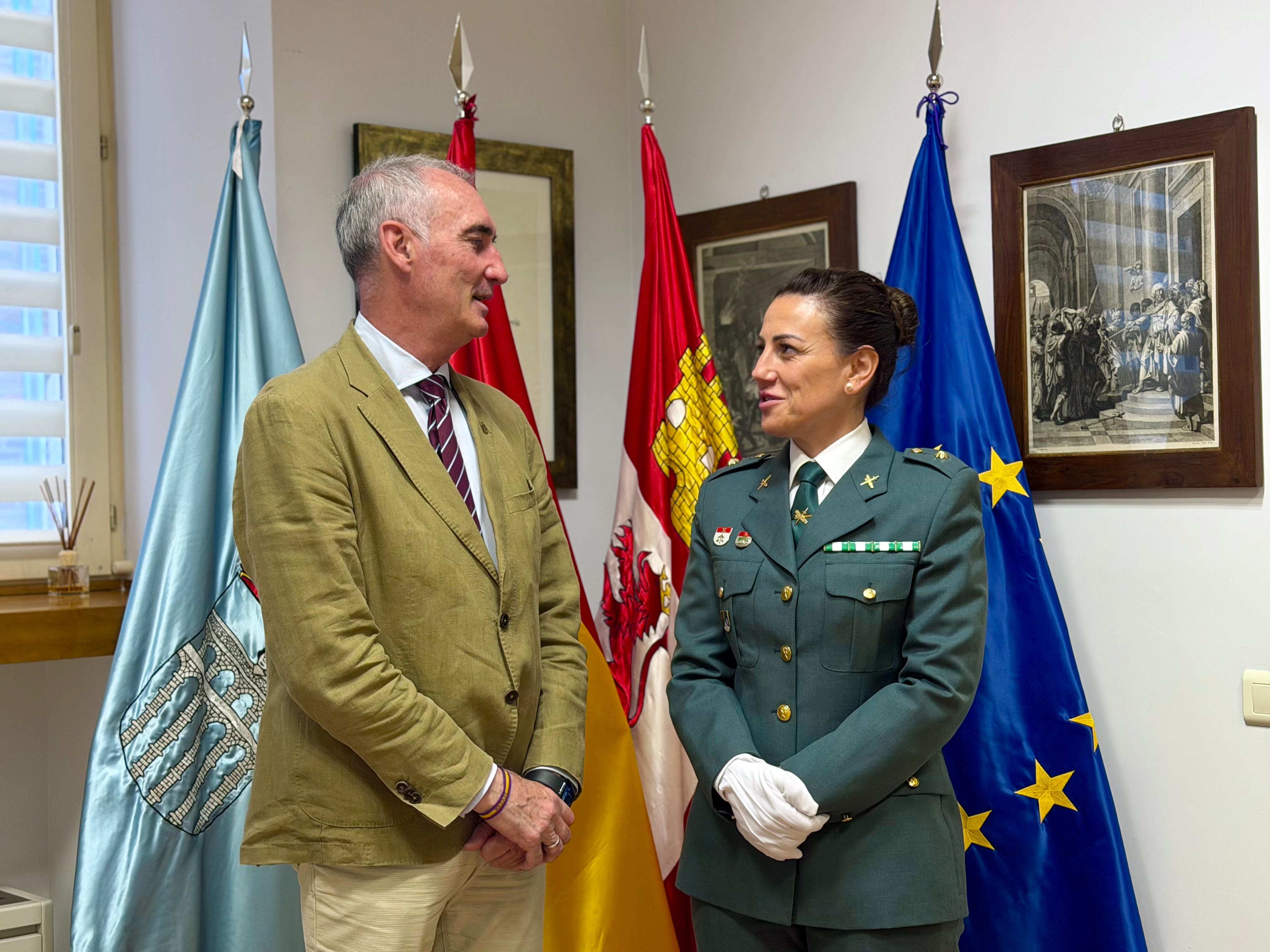 Visita comandante de la Guardia Civil, María Cano 