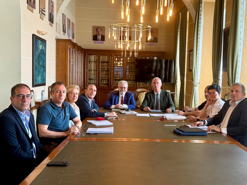 Reunión del Ayuntamiento y el Instituto de la vivienda de Defensa