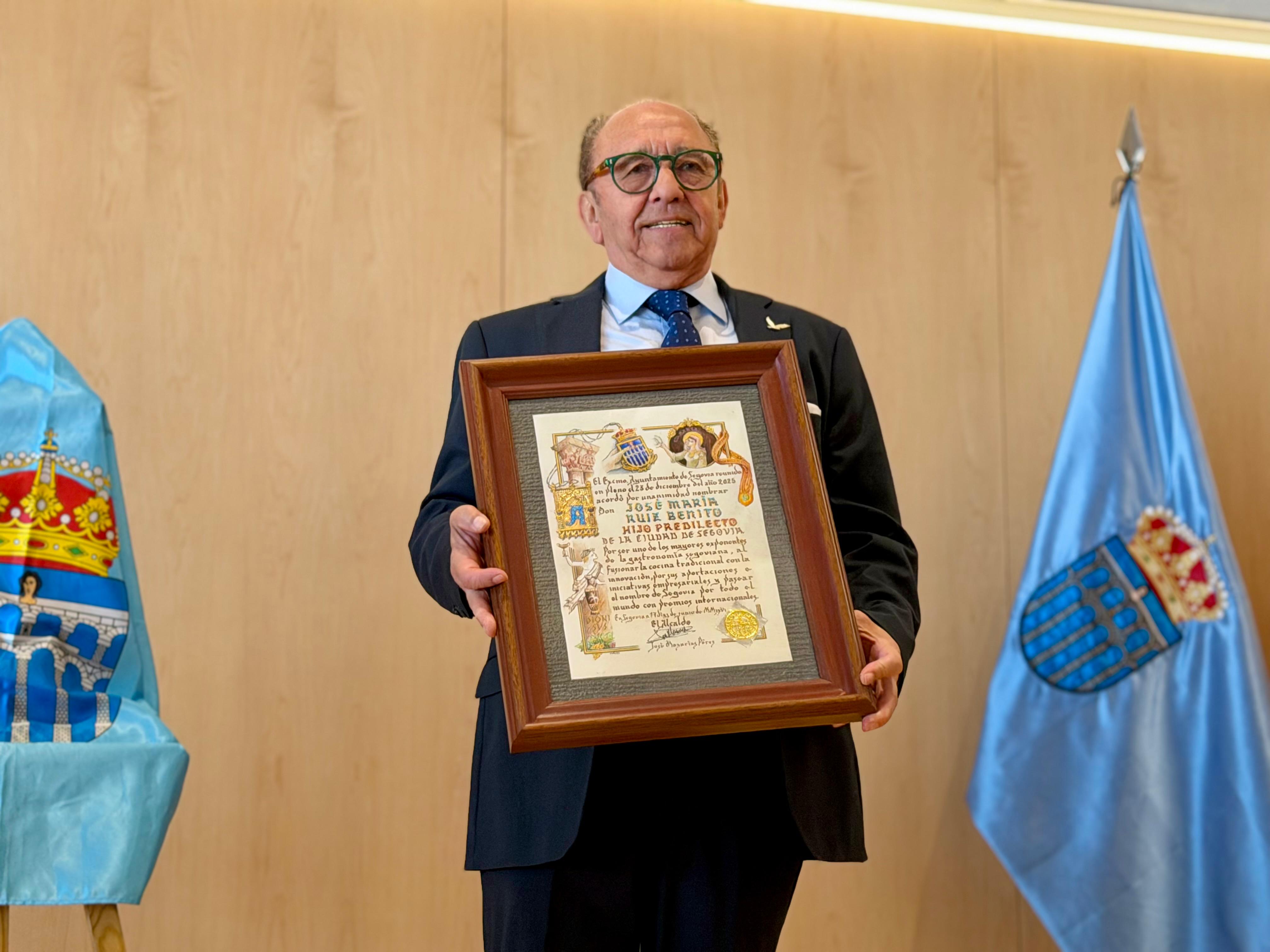 José María Ruiz recibe el título de Hijo Predilecto de la ciudad de Segovia