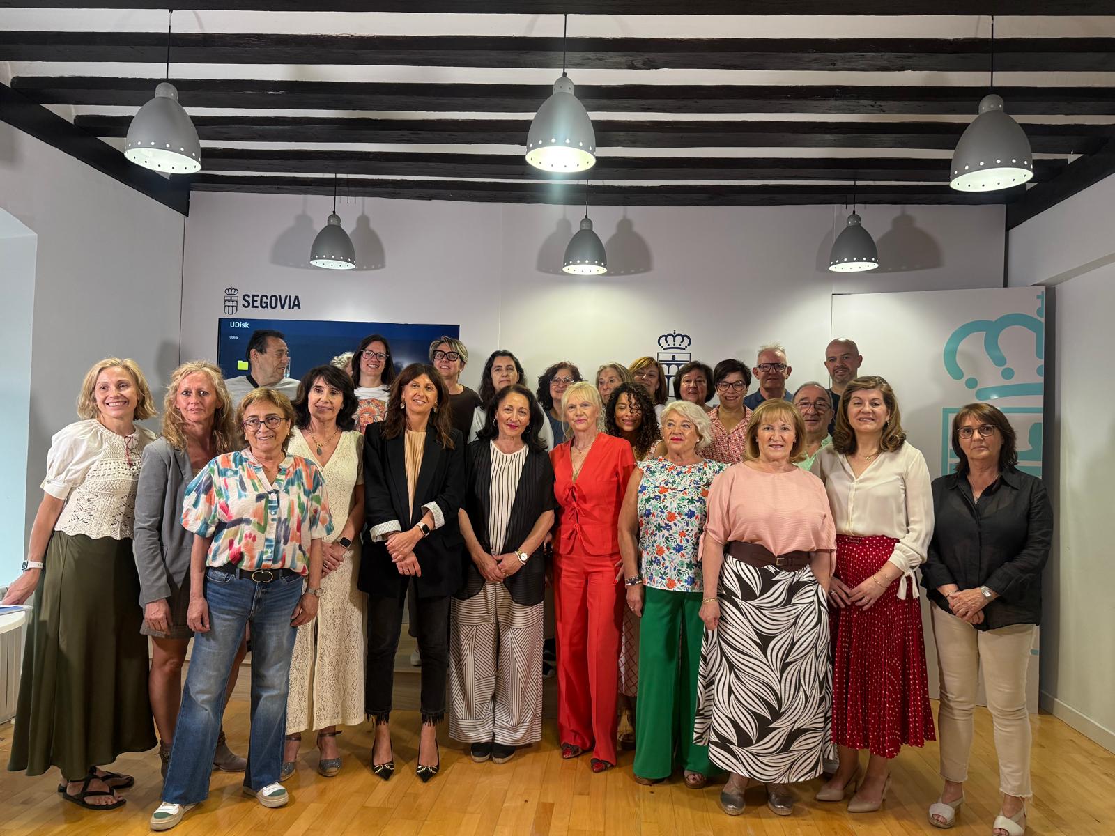 La Casa de la Lectura ha acogido el acto de entrega a la Plataforma del Voluntariado de Segovia del diploma que acredita a Segovia como “Ciudad comprometida con las personas voluntarias”,