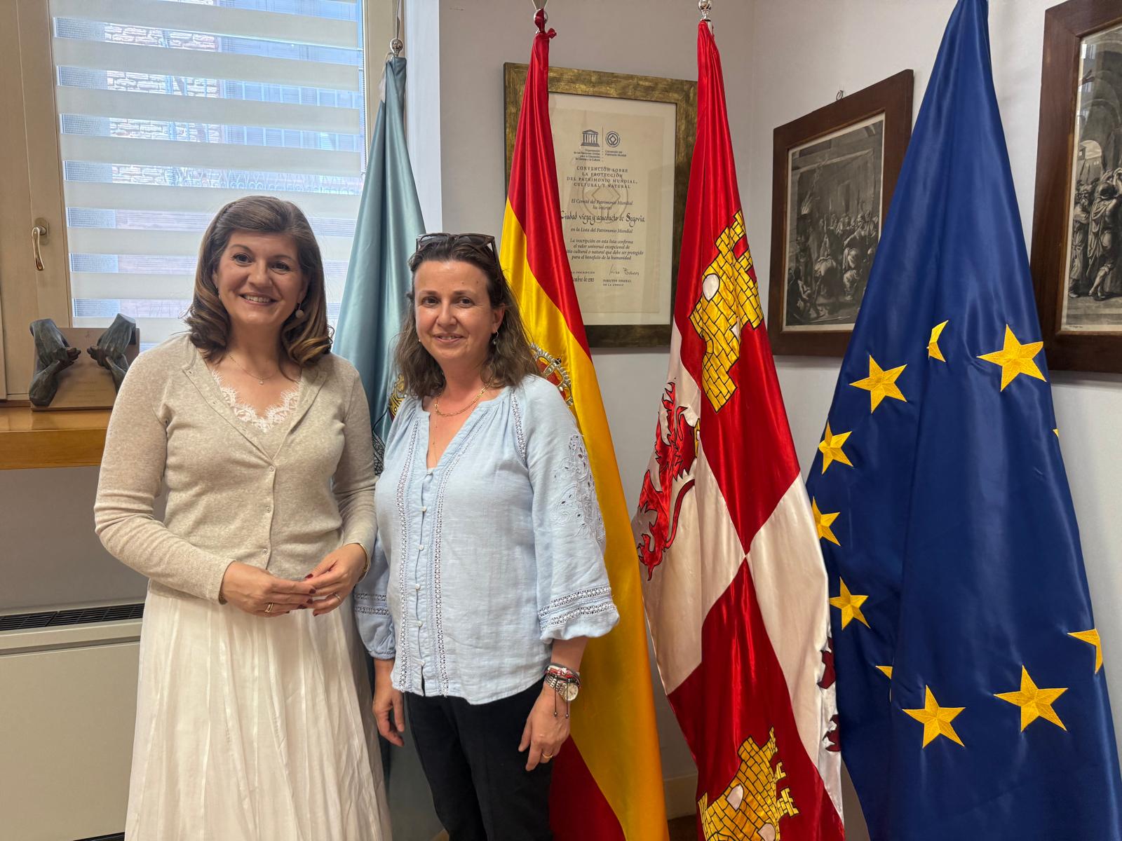 La concejala Azucena Suárez recibe a la nueva presidenta de la AECC en Segovia