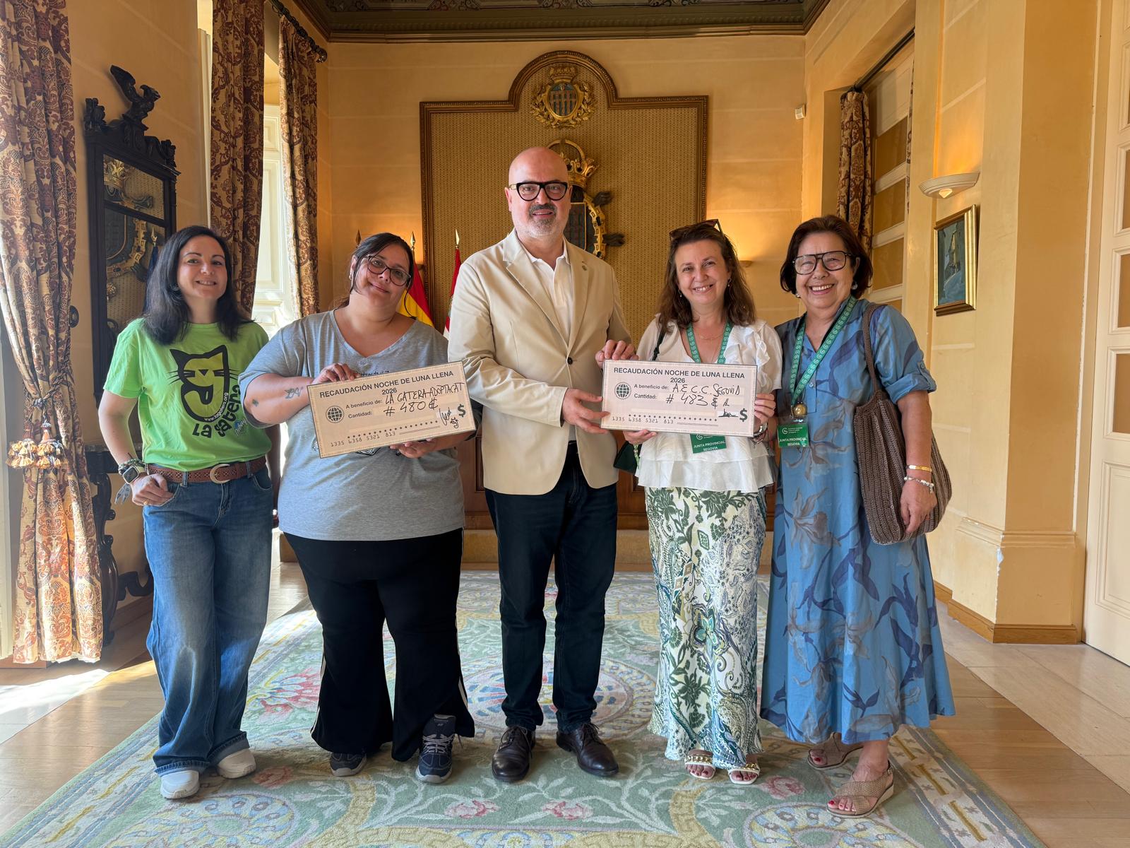 entrega de la recaudación Noche de Luna Llena